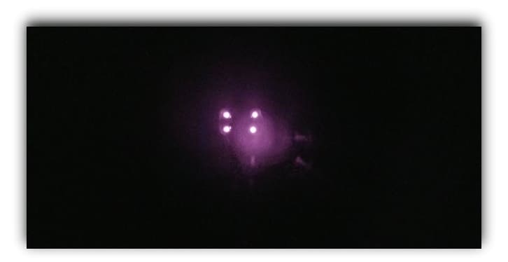 Темная комната с ярко видимыми фиолетовыми огнями