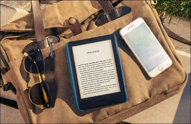 kindle в чехле на холщовой сумке с телефоном и солнцезащитными очками Лучшая бюджетная электронная книга: Amazon Kindle 10. 8 ГБ