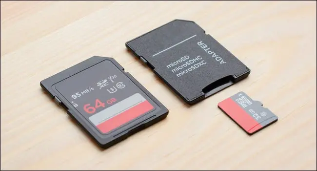 SD-карта рядом с картой microSD и адаптером