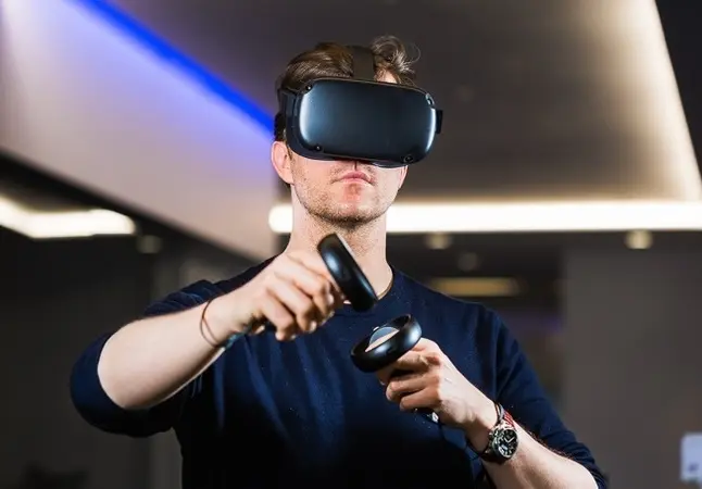 разница между VR и метавселенной. Человек в гарнитуре виртуальной реальности