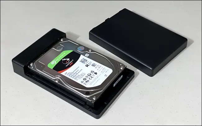 Жесткий диск USB в процессе сборки.