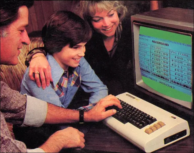 Мама, папа и сын собрались вокруг Commodore VIC-20